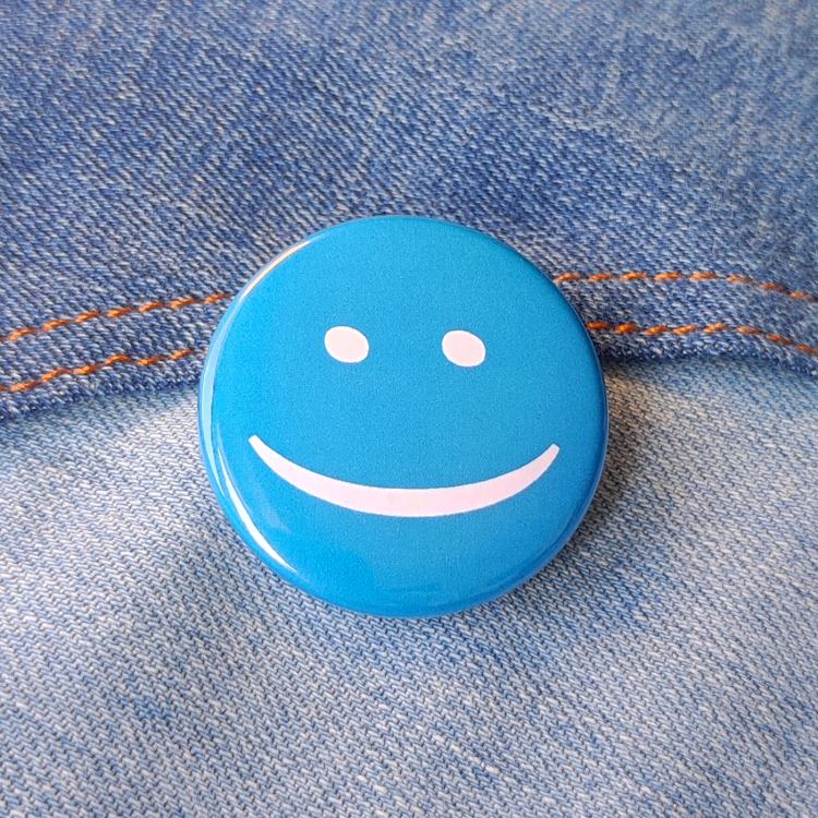 Ansteckbutton Smiley Blau auf Jeans